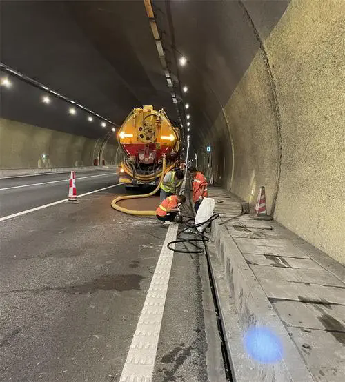 巴青隧道排水渠清淤